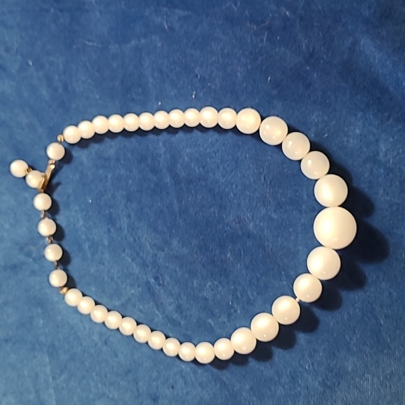 2/$12 Vintage white acrylic cat's eye necklace - Picture 3 of 4